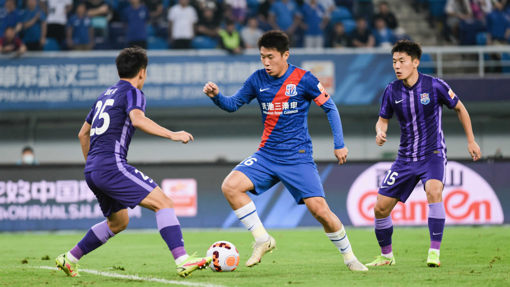 除了武汉三镇的焦点之战外，本轮另一场重头戏是上海申